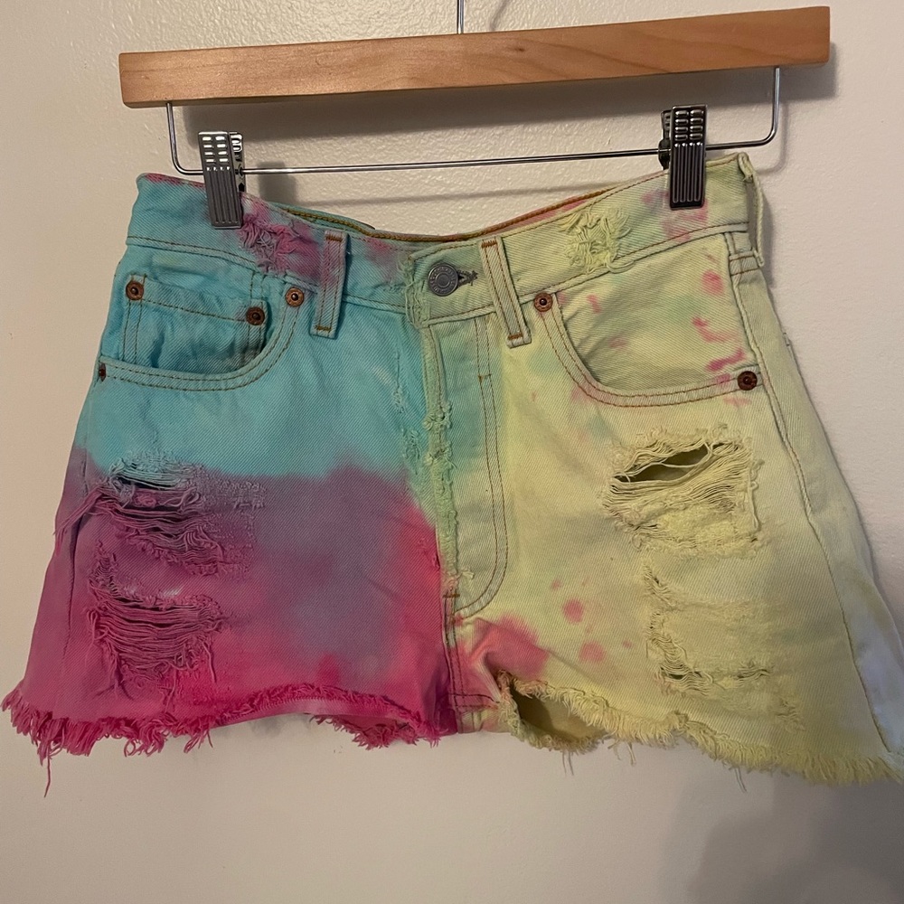 🍄 SOLD 🍄Levi’s 501 cutoffs one of a kind distressed and dyed size small 24🌓